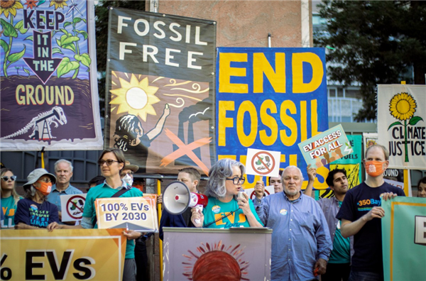 背刺马斯克!加州欲禁售燃油车:特朗普一纸政令否决插图1 加州欲禁售燃油车 特朗普直接否决!传统车企能源巨头拍手叫好