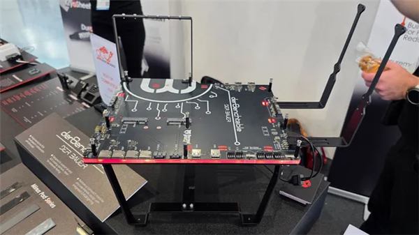 为电脑发烧友而生：暴力熊推出全开放PC“机箱”！