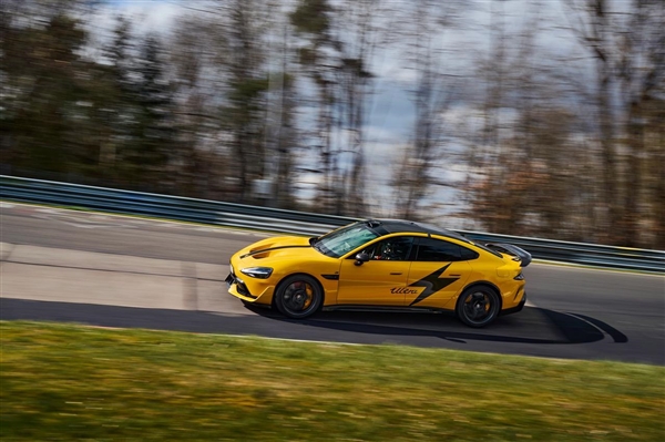 小米就SU7 Ultra碳纤维双风道前舱盖争议致歉：未交付订单可改铝制前舱盖