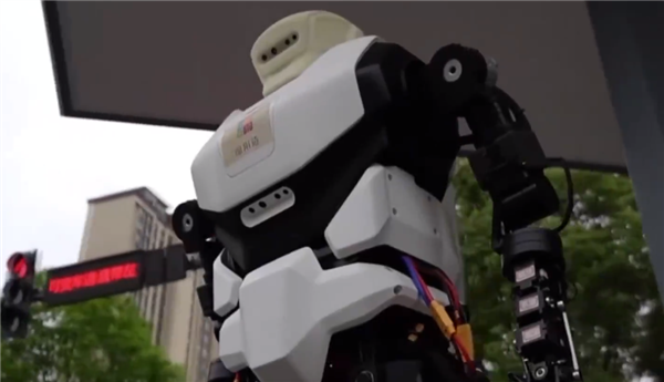 机器人交警“夸父”上岗：说着一口流利的四川话