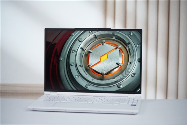 酷睿Ultra 9+RTX 5090双绝！机械革命耀世16 Ultra图赏