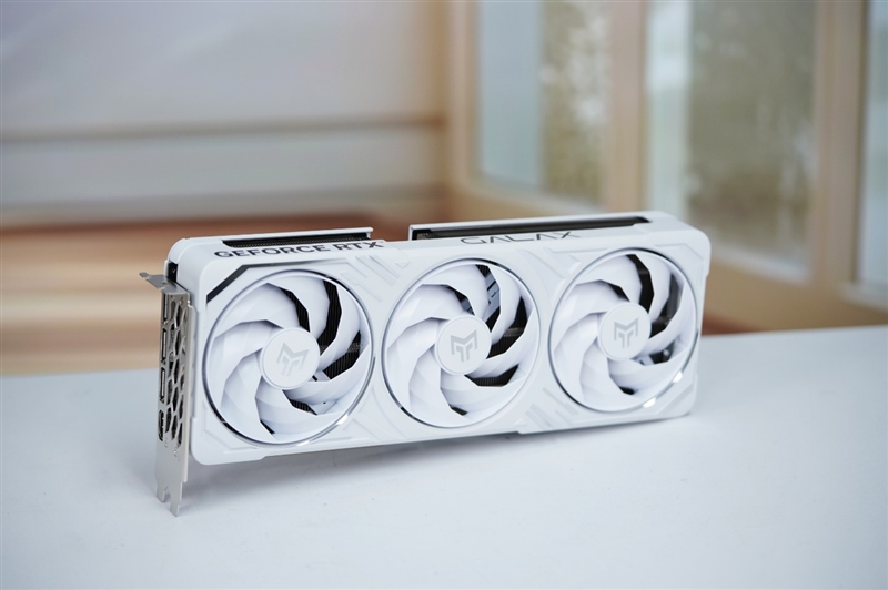 影驰RTX 5060 Ti金属大师白金版16GB MAX OC评测：DLSS 4加持4K游戏轻松流畅 纯白设计完美匹配影驰全家桶