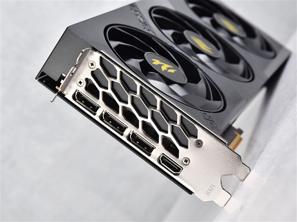 影驰RTX 5060魔刃上手：磁吸RGB光效的50系甜点卡