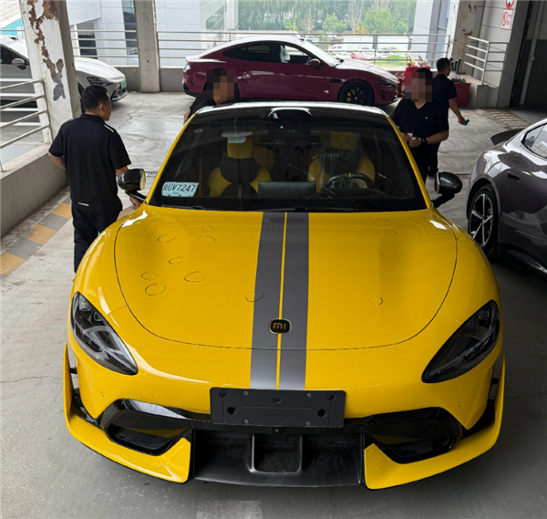 小米SU7 Ultra前机盖被冰雹砸了15个坑：定损20391元