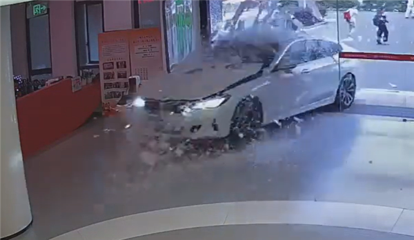 女子驾驶宝马轿车误操作：一脚油门冲到大厅狠狠撞柱