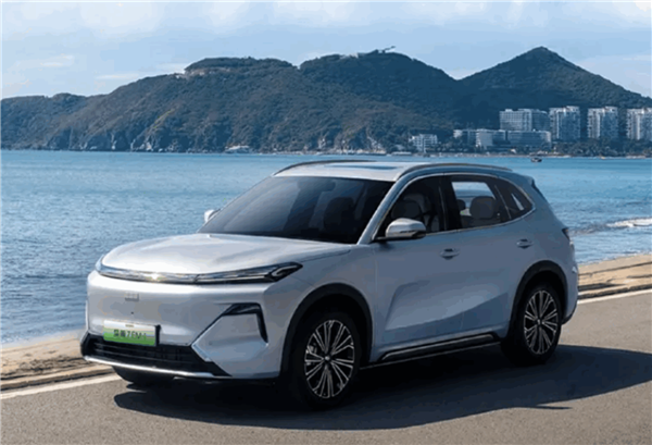 夜间高速逆光自动躲避事故车 车主:吉利银河星舰7救我一命插图1 夜间高速逆光自动躲避事故车 车主:吉利银河星舰7救我一命