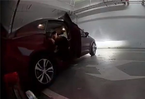 理想L6停车位上两次被撞 哨兵模式拍下全过程:能把人气笑插图4 理想L6停车位上两次被撞 哨兵模式拍下全过程:能把人气笑