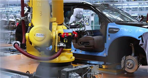 工人抡锤直接敲 道奇汽车底特律工厂生产车间曝光:网友直呼落后插图12 工人抡锤直接敲 道奇汽车底特律工厂生产车间曝光:网友直呼落后