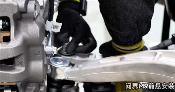 工人抡锤直接敲 道奇汽车底特律工厂生产车间曝光:网友直呼落后插图16 工人抡锤直接敲 道奇汽车底特律工厂生产车间曝光:网友直呼落后