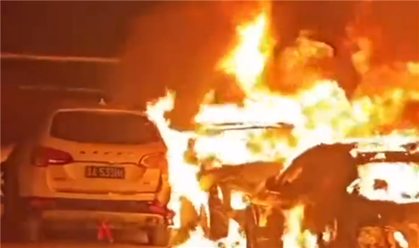 太原一小区车棚起火烧毁上百辆电动车：系充电热失控引发