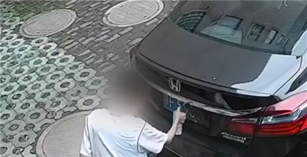 熊孩子用自喷漆将小区多辆车车牌喷黑 车主：还以为自己得罪人了