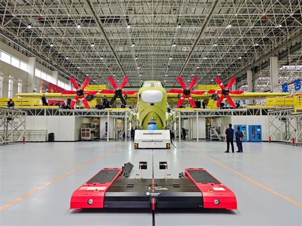 我国自研水陆两栖大飞机！AG600批产首架机完成总装下线