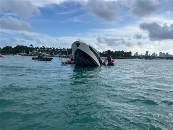 32名比基尼网红蹦沉一艘兰博基尼游艇：价值3345万人民币