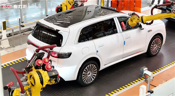 工人抡锤直接敲 道奇汽车底特律工厂生产车间曝光:网友直呼落后插图13 工人抡锤直接敲 道奇汽车底特律工厂生产车间曝光:网友直呼落后