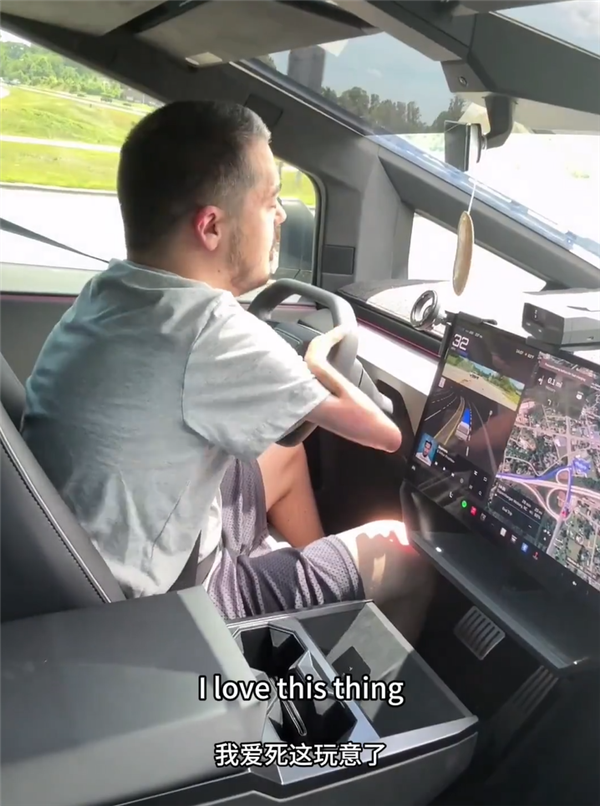 天生残疾没有正常胳膊和手 车主盛赞特斯拉皮卡：我爱死它了