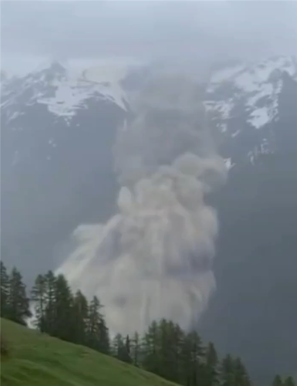 瑞士超350万立方米冰川崩塌！土石流吞没山脚小村