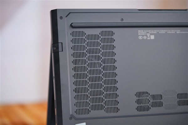 首次引入RGB 光效拉满！联想拯救者Y9000P 2025至尊版图赏