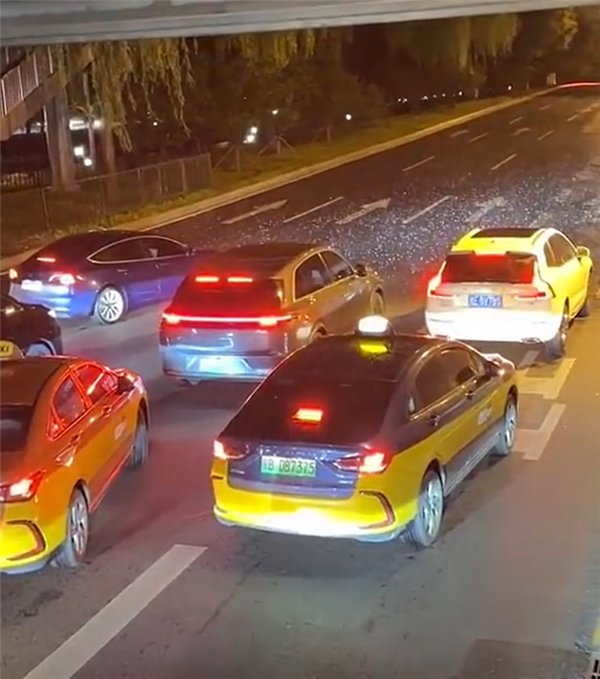 北京突降冰雹 多车桥下躲避致后方大拥堵！网友气愤要求严惩