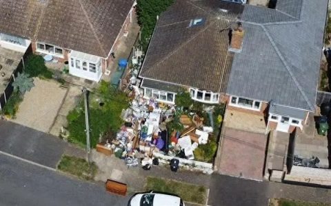 英国退休助产士囤积成瘾 自家花园成“垃圾场”！邻居无奈报警