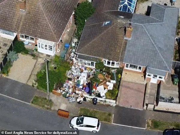 英国退休助产士囤积成瘾 自家花园成“垃圾场”！邻居无奈报警