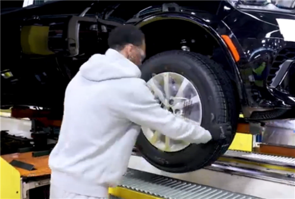 工人抡锤直接敲 道奇汽车底特律工厂生产车间曝光:网友直呼落后插图7 工人抡锤直接敲 道奇汽车底特律工厂生产车间曝光:网友直呼落后