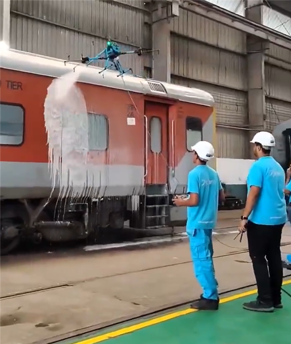 印度媒体展示无人机洗火车疑惑为何没人看 网友：见过中国的吗