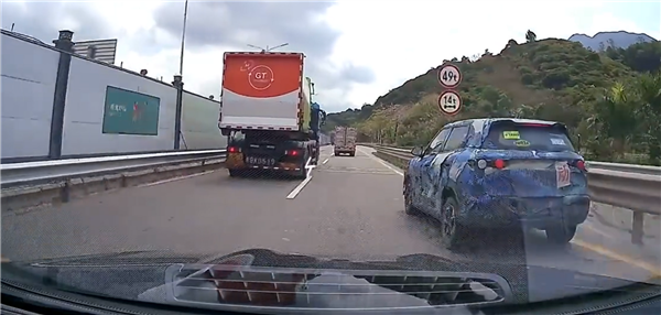 某车企测试车辆追尾小货车：直接将其怼翻在地