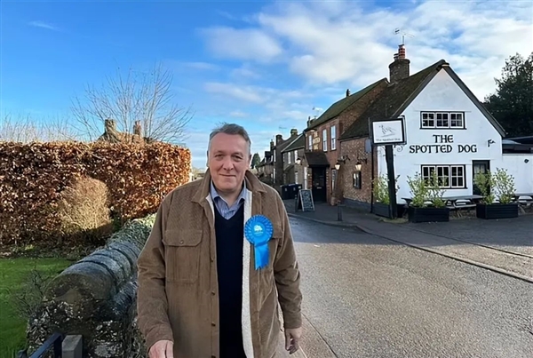 英国一只老鹰专门袭击高个男性 尤其青睐秃头