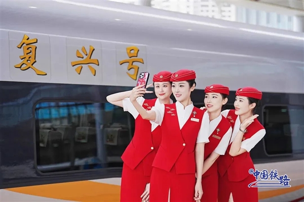 复兴号乘务员新款夏季制服亮相：耀眼中国红配色