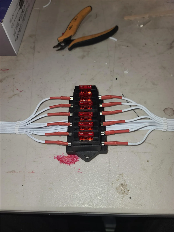 防止显卡接口烧熔！玩家给RTX 4090电源线装上保险丝：但还有更狠的