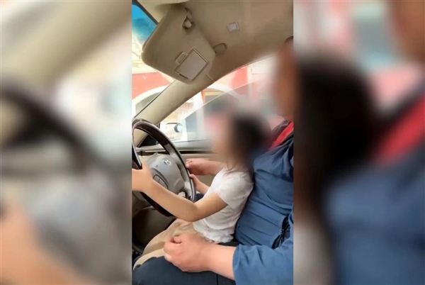 高速路上现2岁娃驾车 父亲一脸淡定！网友怒斥害人害己