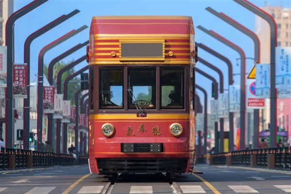 复古味道浓郁 中车长客“氢春号”列车亮相：内置氢能、无需充电