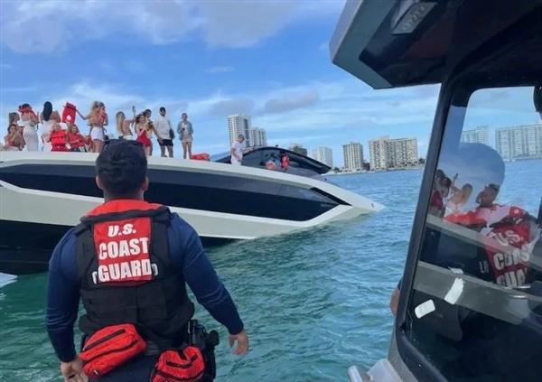 32名比基尼网红蹦沉一艘兰博基尼游艇：价值3345万人民币