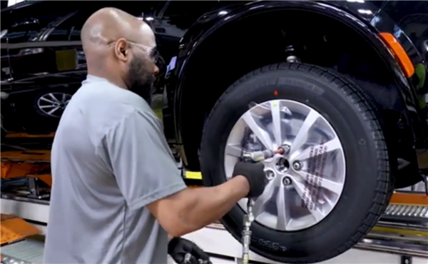 工人抡锤直接敲 道奇汽车底特律工厂生产车间曝光:网友直呼落后插图8 工人抡锤直接敲 道奇汽车底特律工厂生产车间曝光:网友直呼落后