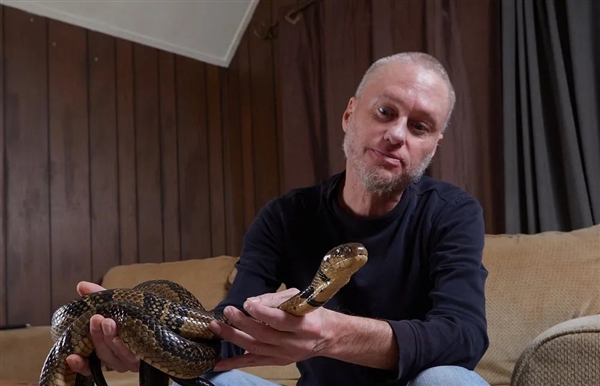 被毒蛇咬了200多次后 男子获得超级免疫力