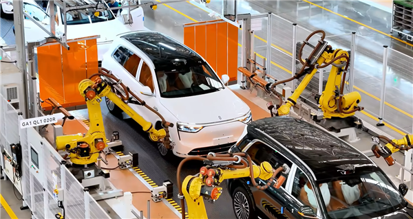 工人抡锤直接敲 道奇汽车底特律工厂生产车间曝光:网友直呼落后插图14 工人抡锤直接敲 道奇汽车底特律工厂生产车间曝光:网友直呼落后