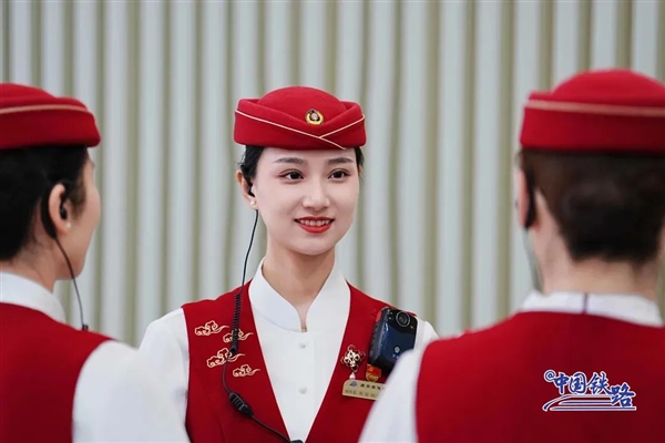 复兴号乘务员新款夏季制服亮相：耀眼中国红配色