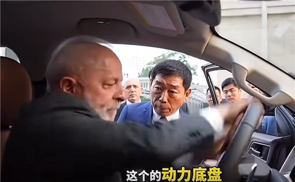 巴西总统卢拉亲身体验长城炮：爱不释手猛搓方向盘