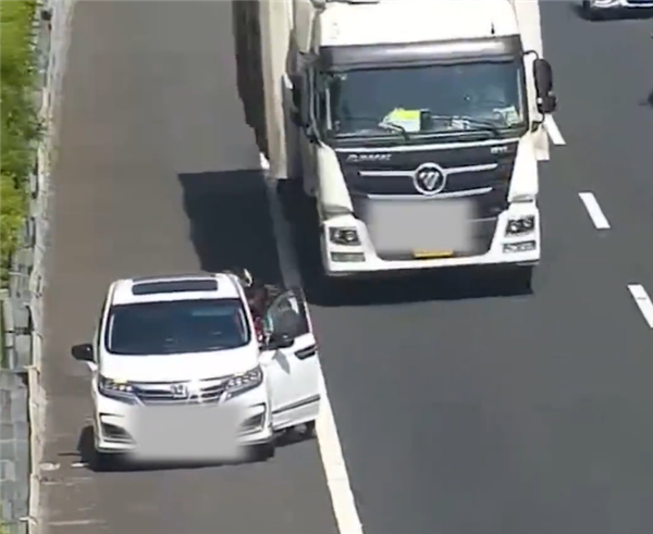 高速应急车道停车小便 男子差点儿被货车刮走:官方紧急提醒插图 高速应急车道停车小便 男子差点儿被货车刮走:官方紧急提醒