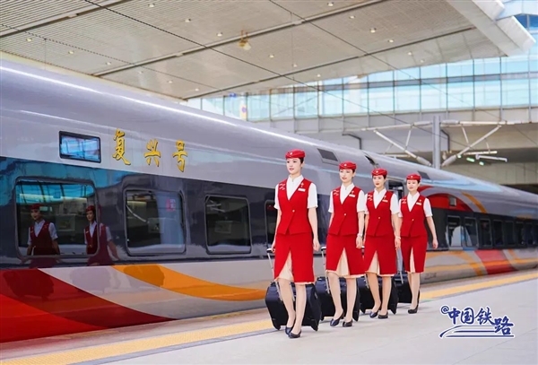 复兴号乘务员新款夏季制服亮相：耀眼中国红配色