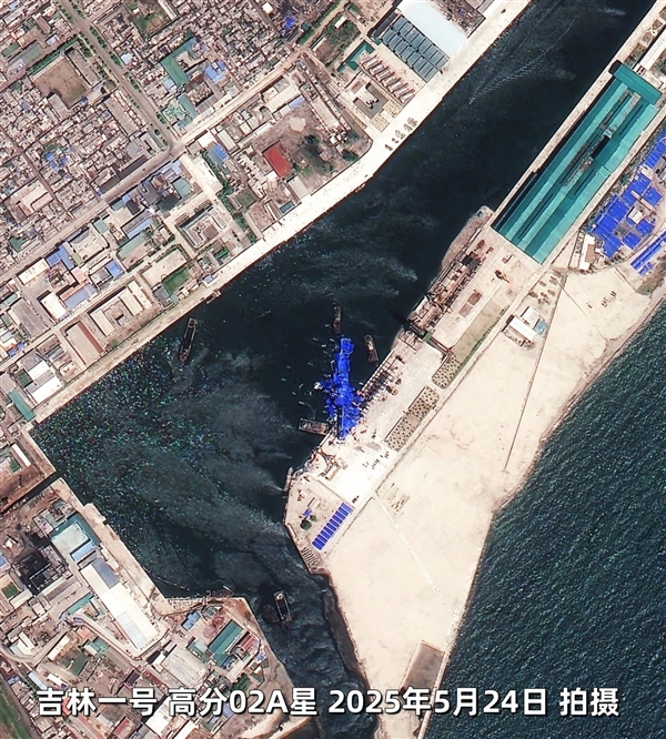 中国民用卫星拍到朝鲜驱逐舰下水事故：舰体倾斜近90度、扭曲变形