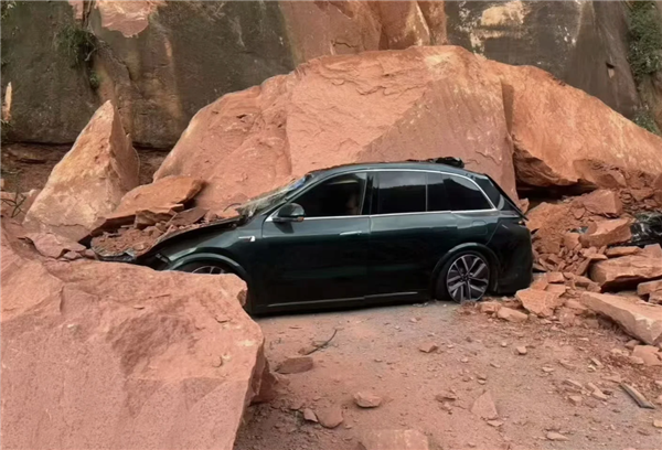 丹霞大瀑布山体塌方 理想、极氪等四辆车被砸 幸亏车内无人