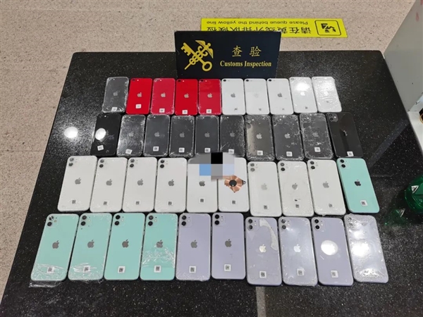 两人身穿手机“盔甲”入境被查：全身裹满iPhone、三星手机