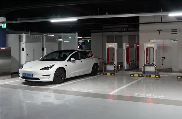 充电桩进小区频频遇阻！人民日报调查：最大阻力来自物业和社区