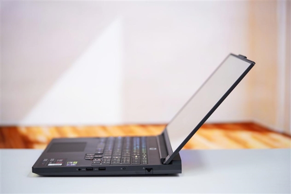 首次引入RGB 光效拉满！联想拯救者Y9000P 2025至尊版图赏