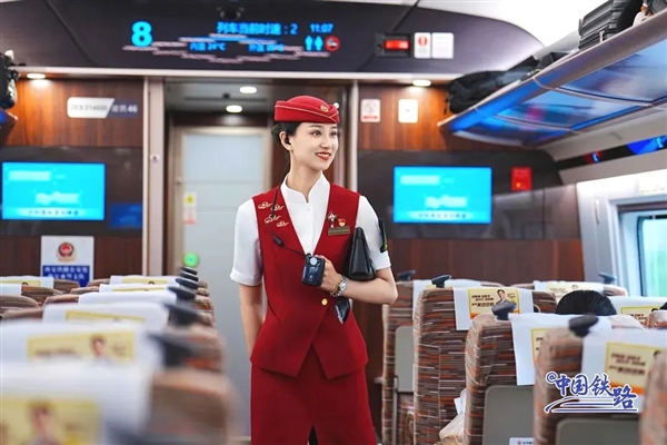 复兴号乘务员新款夏季制服亮相：耀眼中国红配色