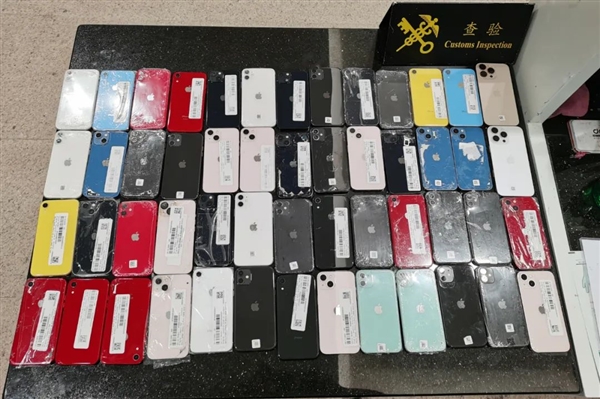 一男子身穿手机“铠甲”入境被查：全身裹满52部旧iPhone
