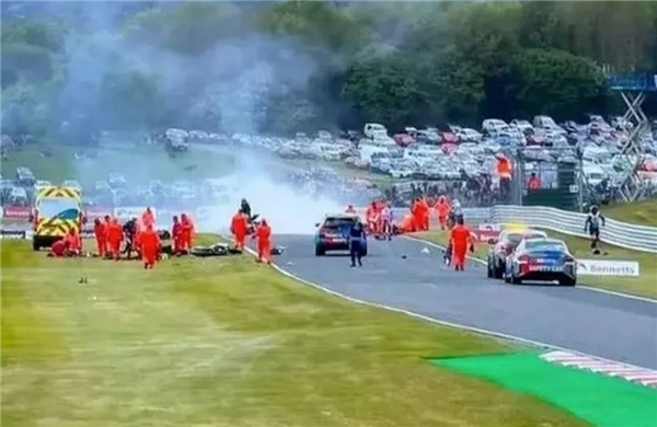 英国超级摩托车锦标赛11车相撞：致2死6伤