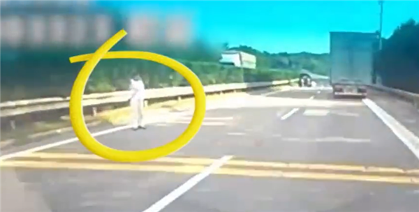 高速上女子站快车道当“警示牌”：以为打了招呼就能被看到