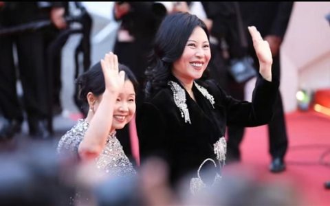 五年20万公里！“50岁自驾游阿姨”回应走戛纳红毯：希望越来越多的普通人被看见